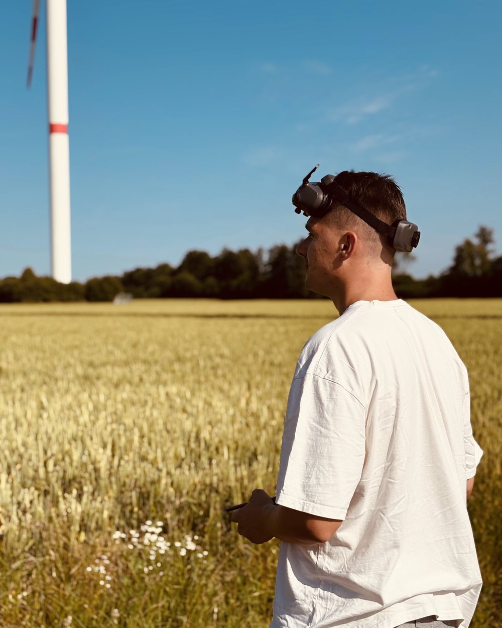 Marvin Kaiser mit FPV-Brille auf einem Feld